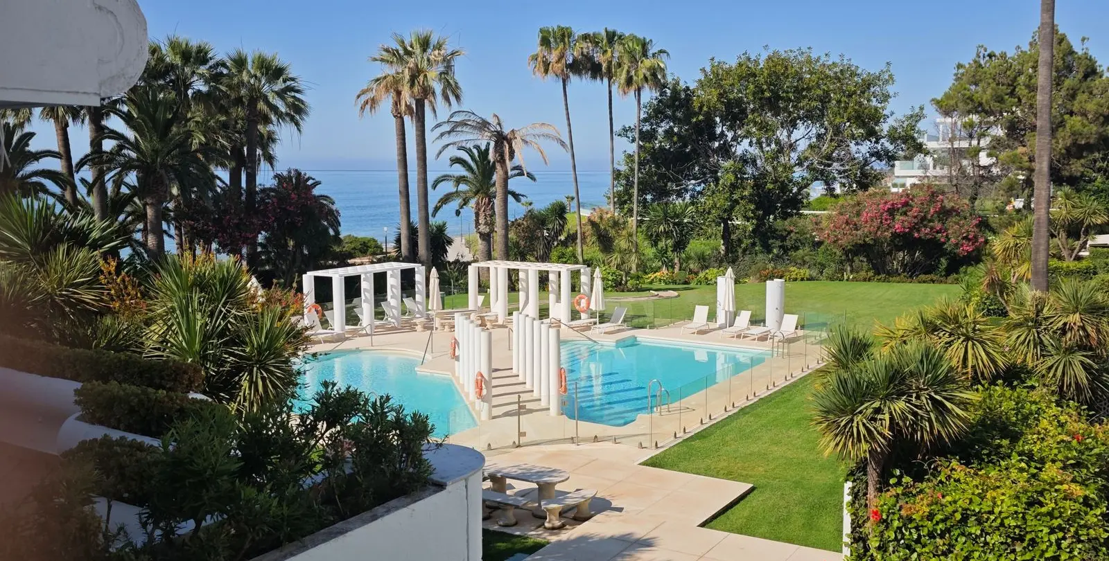 Sale of middle floor apartment in New Golden Mile 24