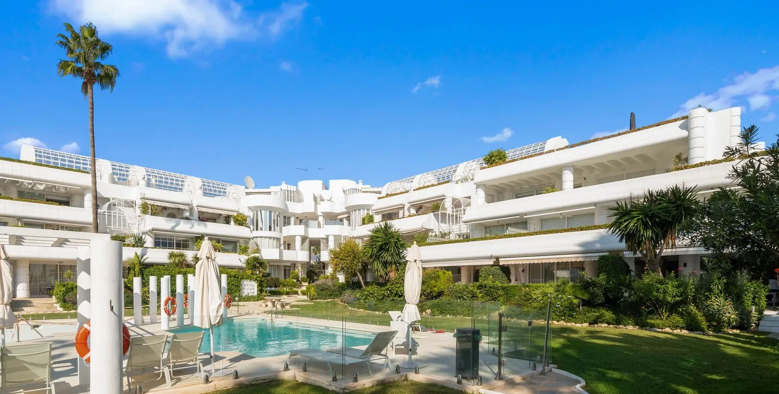 Sale of middle floor apartment in New Golden Mile 25