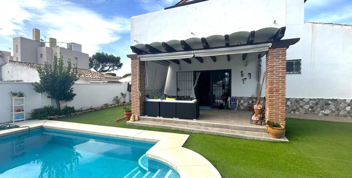 Продажа  отдельно стоящей виллы в Calahonda 1