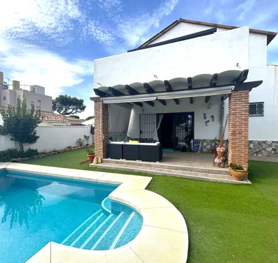 Продажа  отдельно стоящей виллы в Calahonda