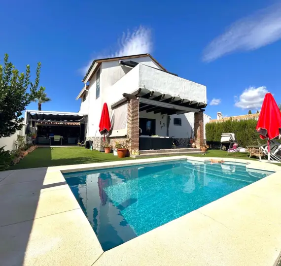 Продажа  отдельно стоящей виллы в Calahonda