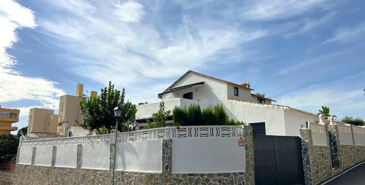 Продажа  отдельно стоящей виллы в Calahonda 6