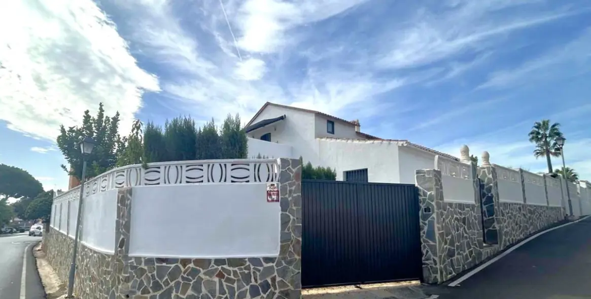 Продажа  отдельно стоящей виллы в Calahonda 10