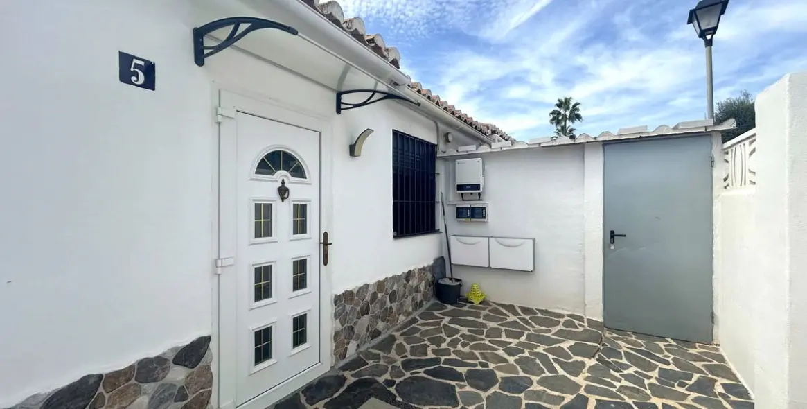 Продажа  отдельно стоящей виллы в Calahonda 15