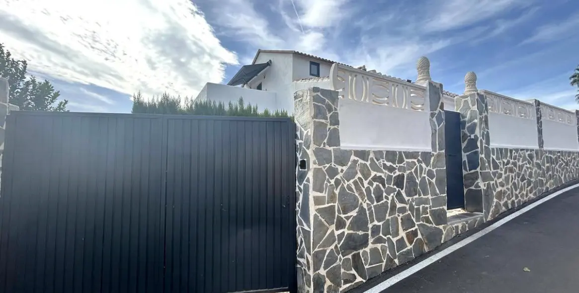 Продажа  отдельно стоящей виллы в Calahonda 16