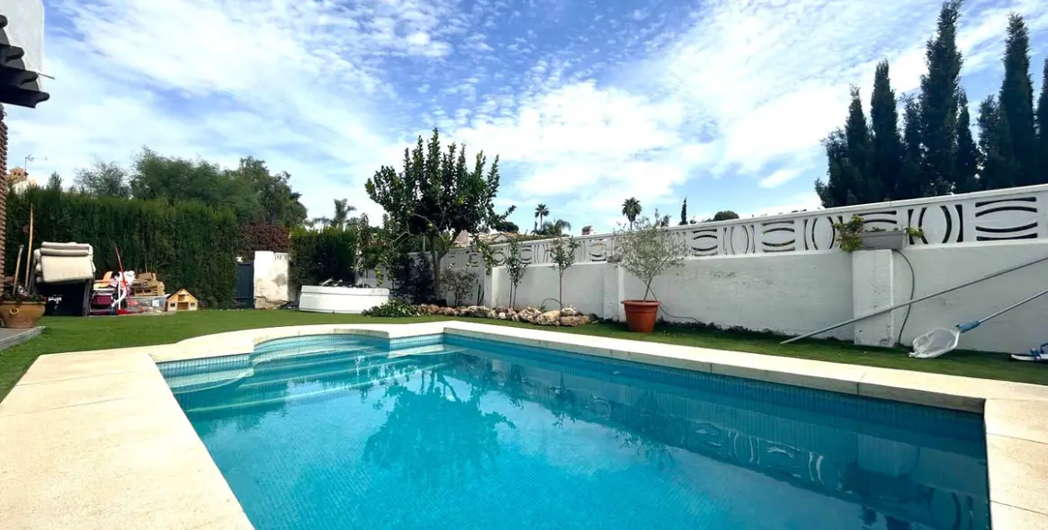 Продажа  отдельно стоящей виллы в Calahonda 20