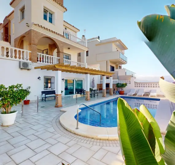 Detached villa R4883968