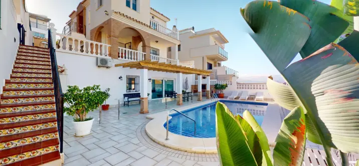 Detached villa R4883968 1