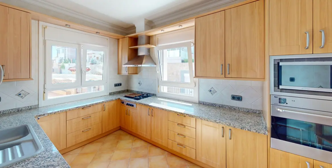 Sale of detached villa in Torre del Mar 13