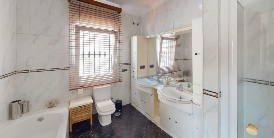 Sale of detached villa in Torre del Mar 21