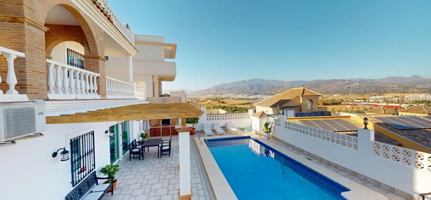 Sale of detached villa in Torre del Mar 0