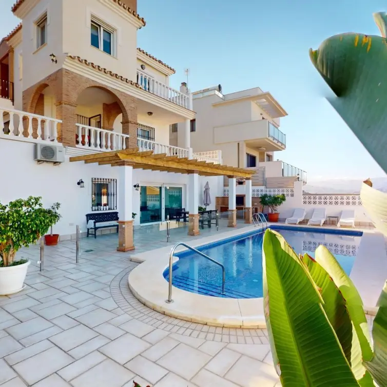 Sale of detached villa in Torre del Mar