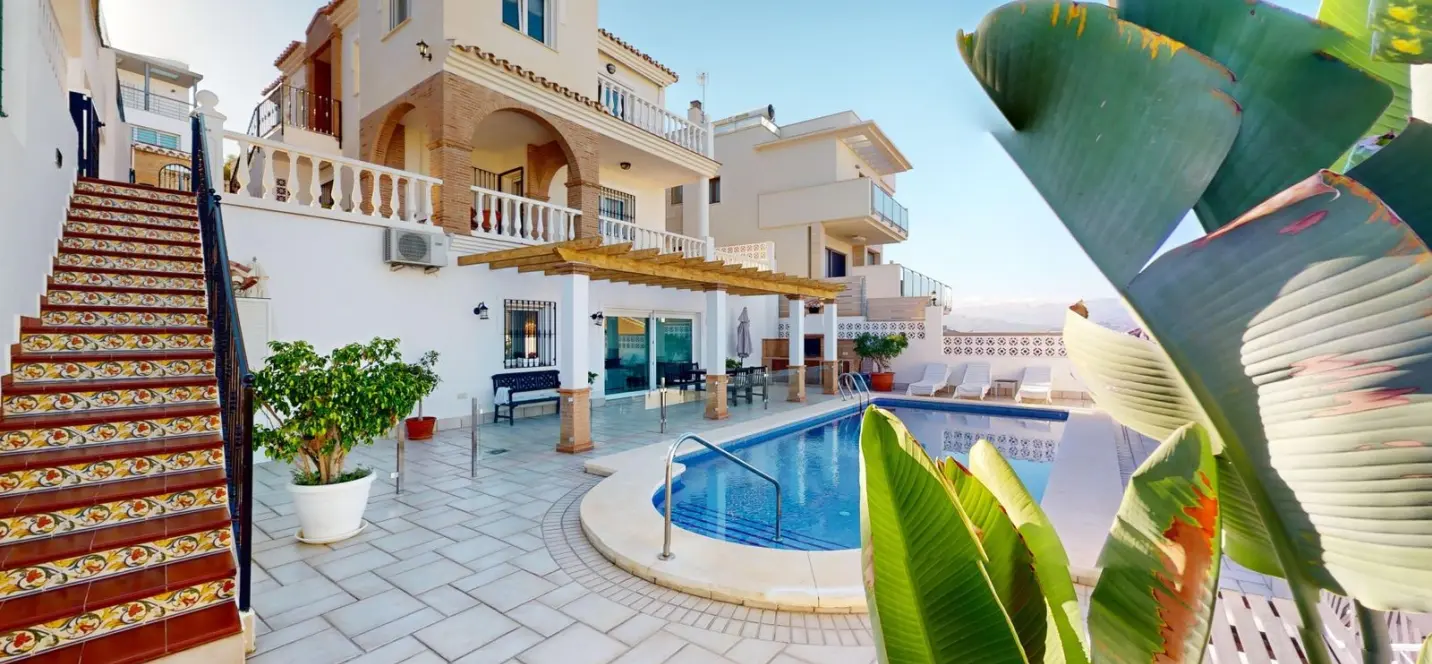 Sale of detached villa in Torre del Mar 1