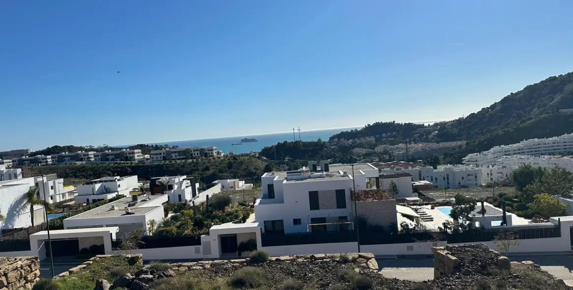 Sale of residential plot in Limonar 1