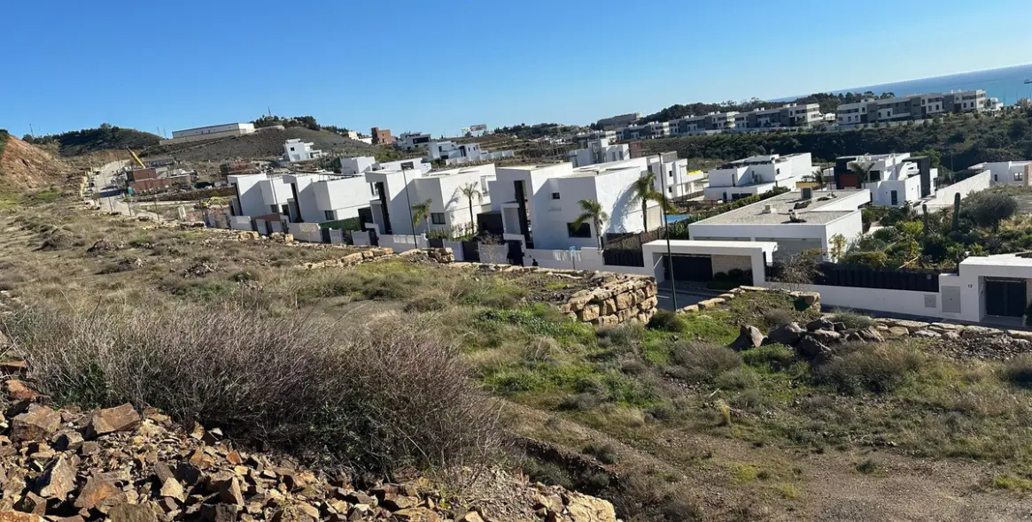 Sale of residential plot in Limonar 2