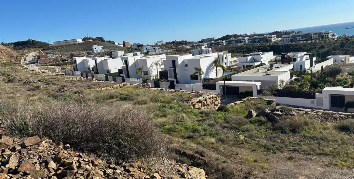 Sale of residential plot in Limonar 4