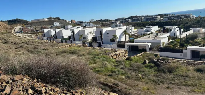 Sale of residential plot in Limonar 3