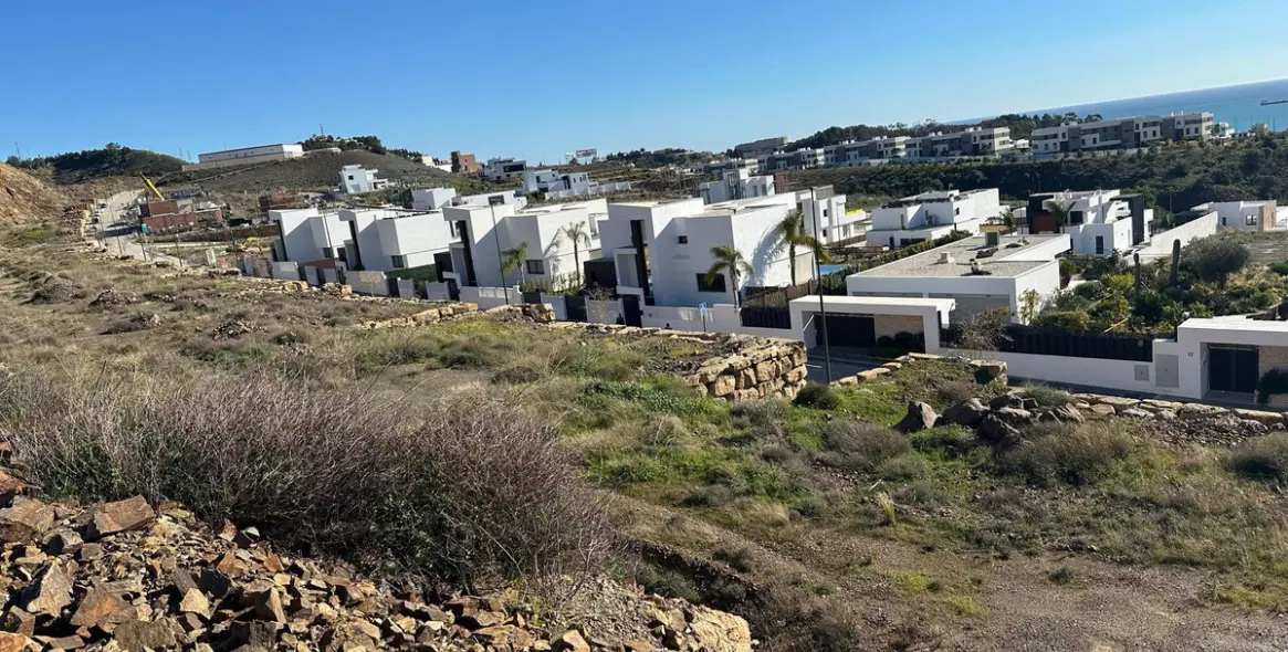 Sale of residential plot in Limonar 5