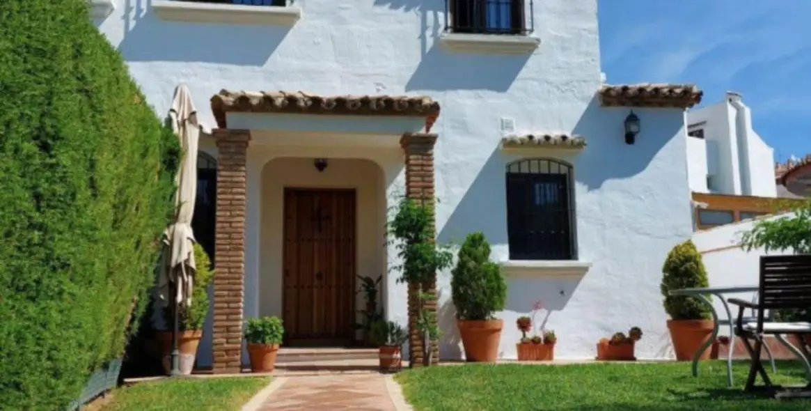 Продажа дома на две семьи в Marbella 1