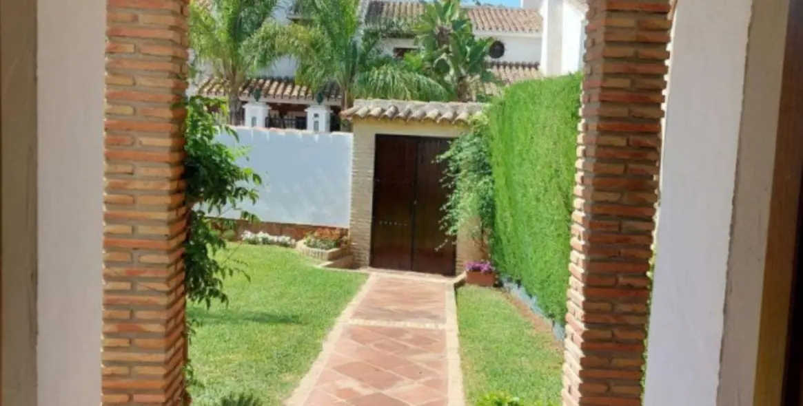 Продажа дома на две семьи в Marbella 12