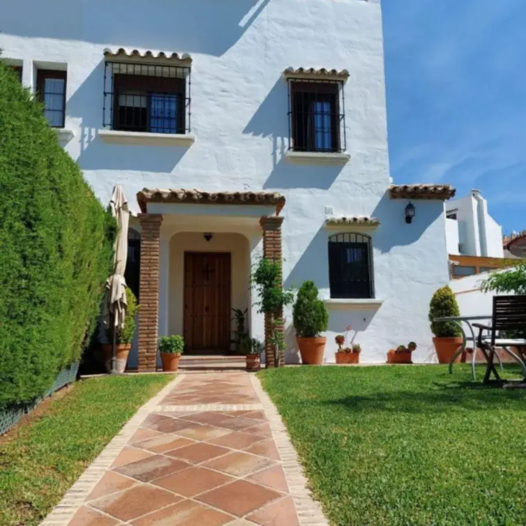Продажа дома на две семьи в Marbella