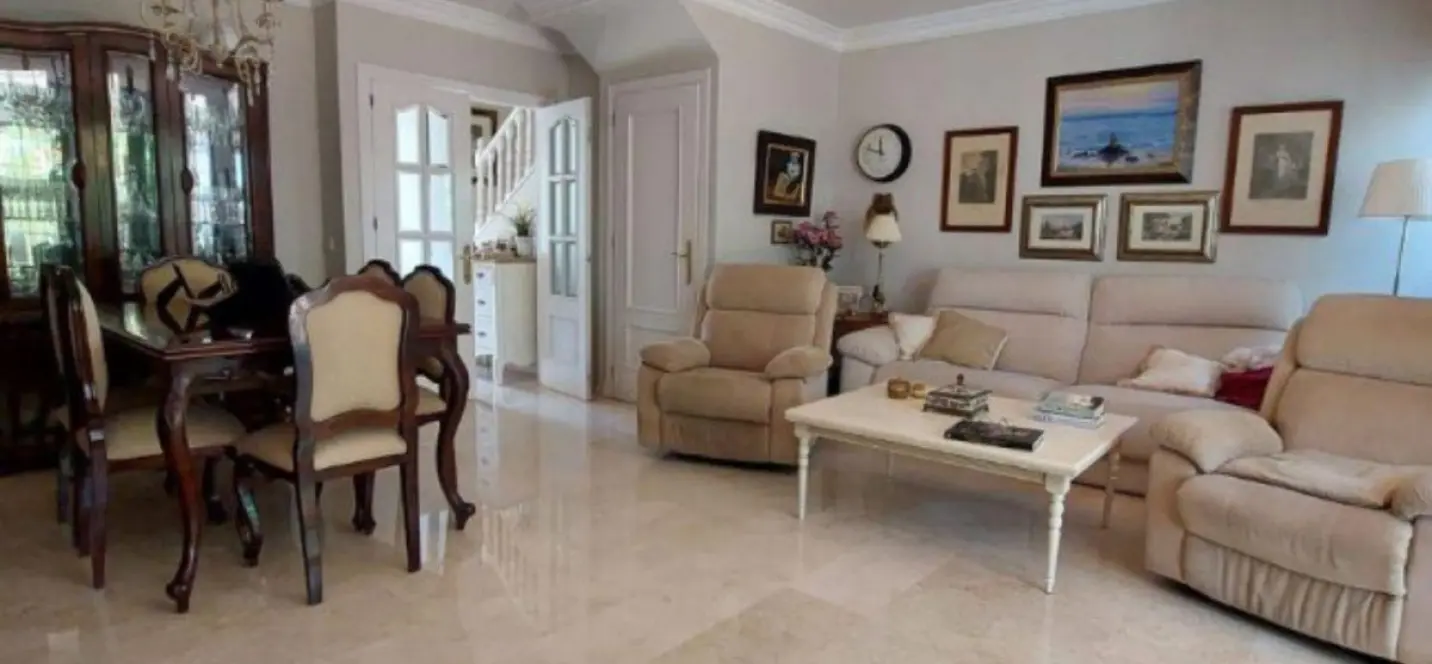 Продажа дома на две семьи в Marbella 1