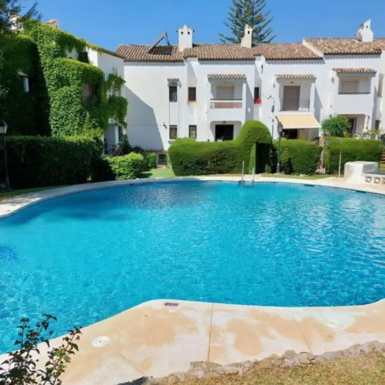 Продажа дома на две семьи в Marbella