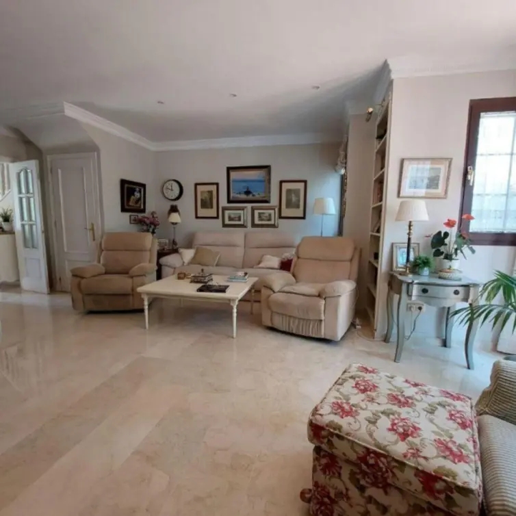 Продажа дома на две семьи в Marbella