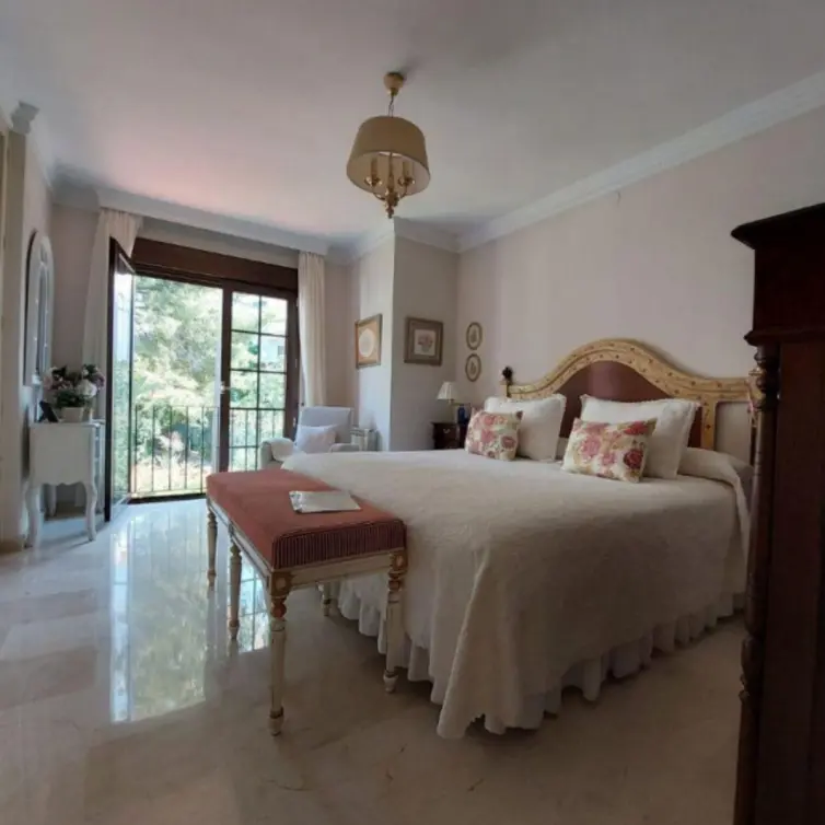 Продажа дома на две семьи в Marbella
