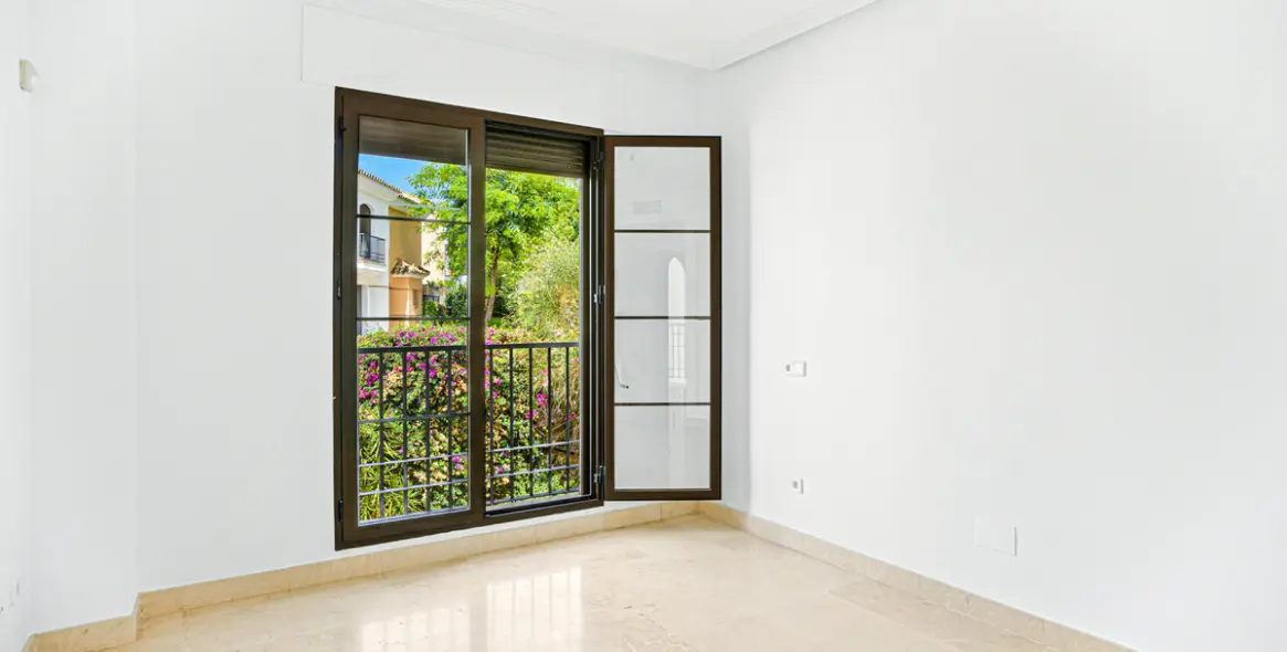 Sale of townhouse in Los Arqueros 13