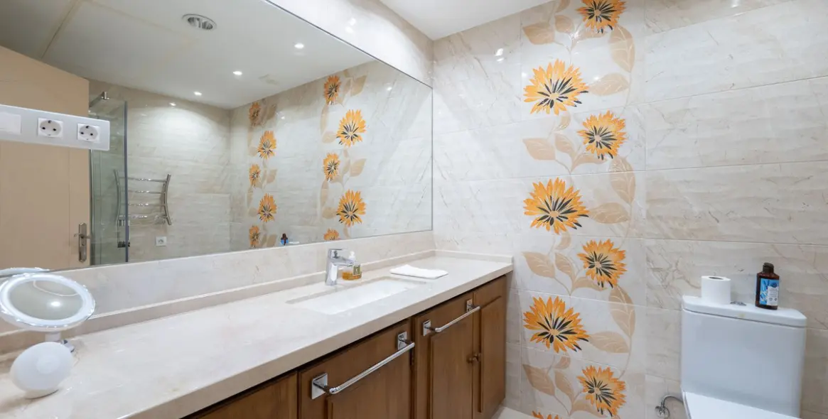 Sale of middle floor apartment in Puerto Banús 16