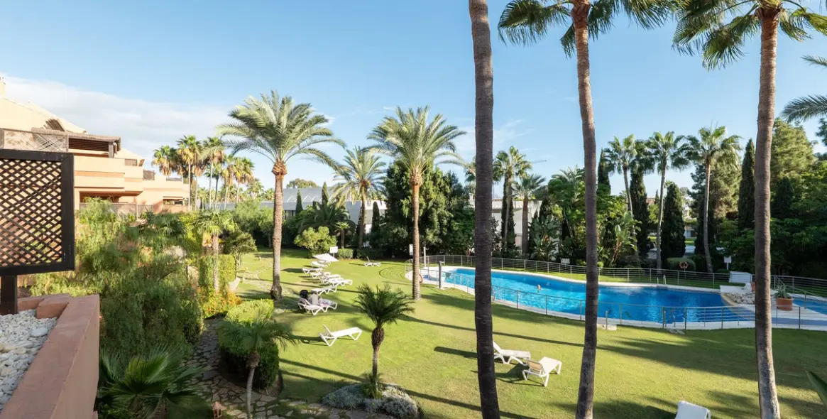 Sale of middle floor apartment in Puerto Banús 20