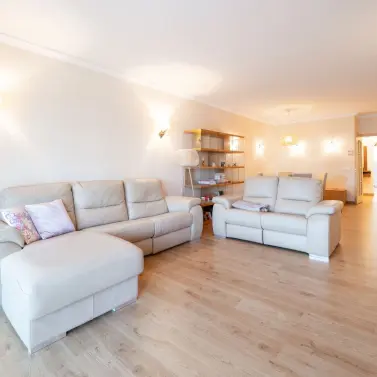 Venta de apartamento en planta media en Puerto Banús