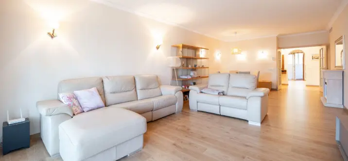 Venta de apartamento en planta media en Puerto Banús 1