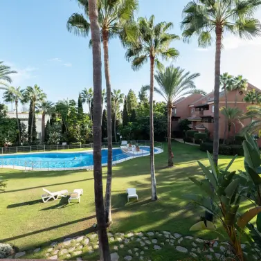 Venta de apartamento en planta media en Puerto Banús