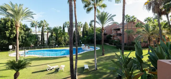 Venta de apartamento en planta media en Puerto Banús 2