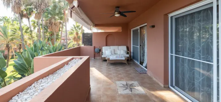 Venta de apartamento en planta media en Puerto Banús 4