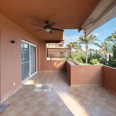 Venta de apartamento en planta media en Puerto Banús