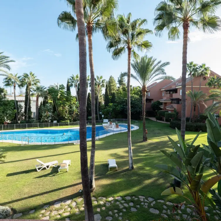 Venta de apartamento en planta media en Puerto Banús