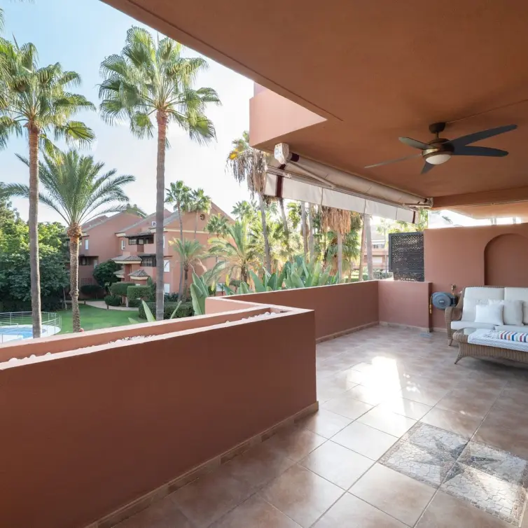 Venta de apartamento en planta media en Puerto Banús