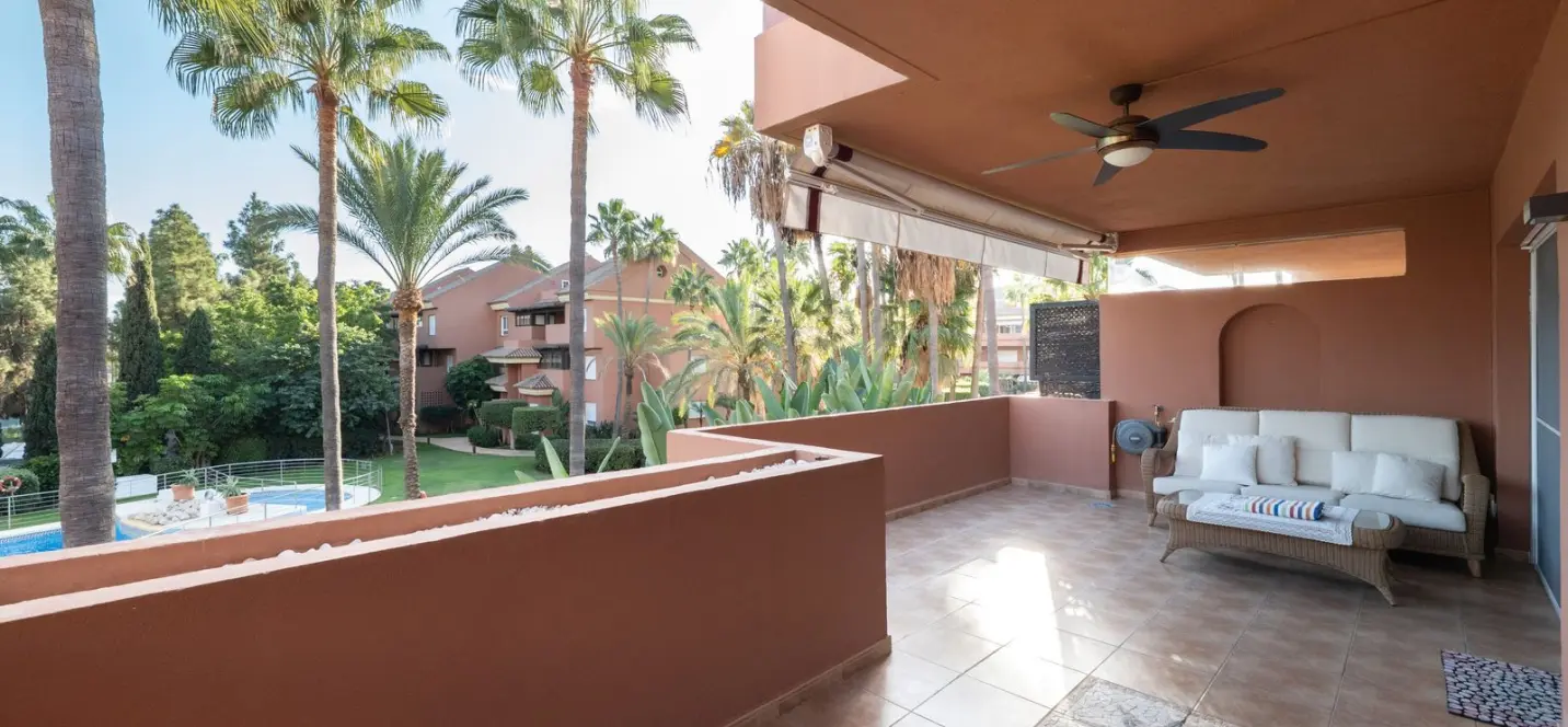Venta de apartamento en planta media en Puerto Banús 3