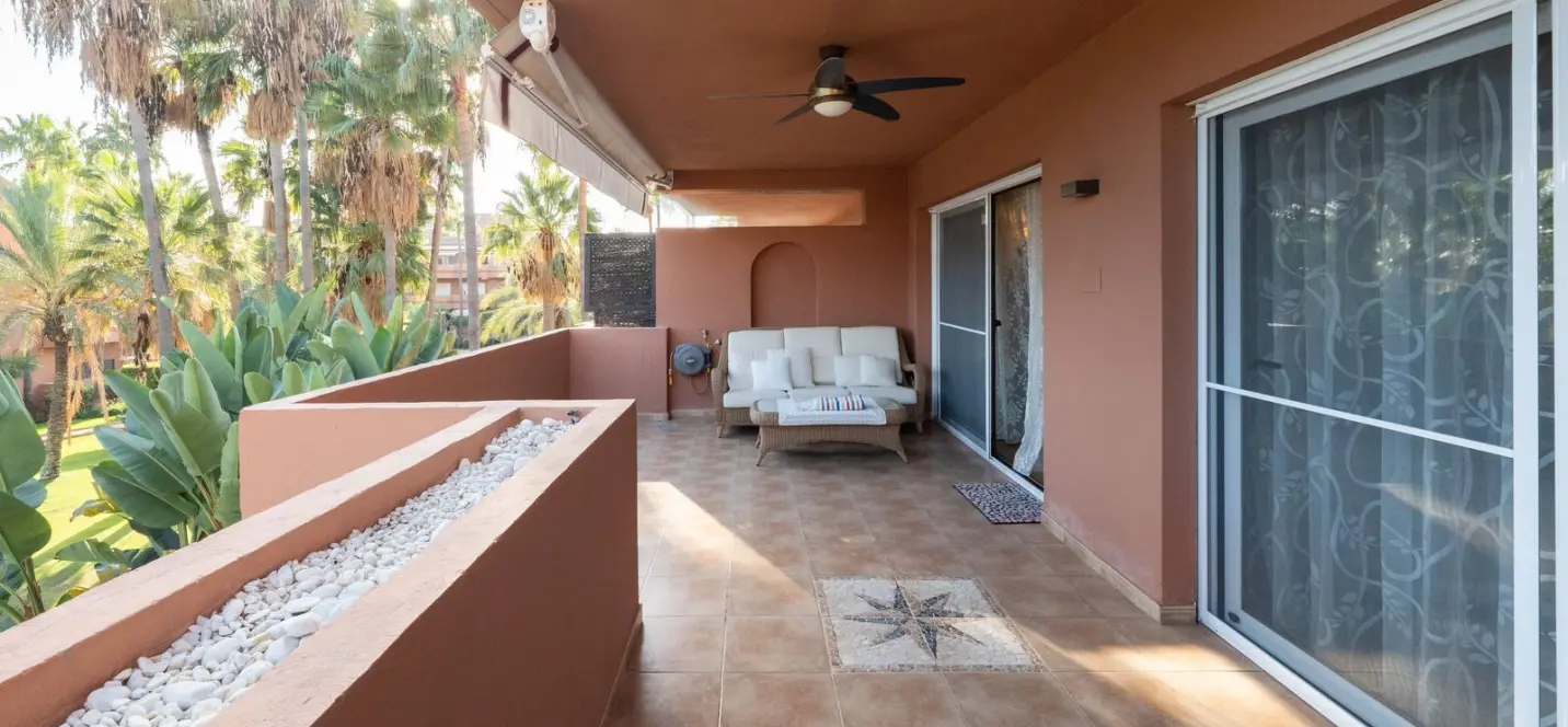 Venta de apartamento en planta media en Puerto Banús 4