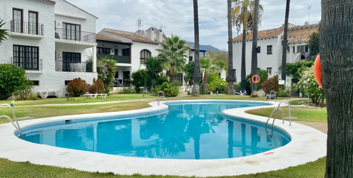 Долгосрочная аренда апартаментов на первом этаже в Nueva Andalucía 1