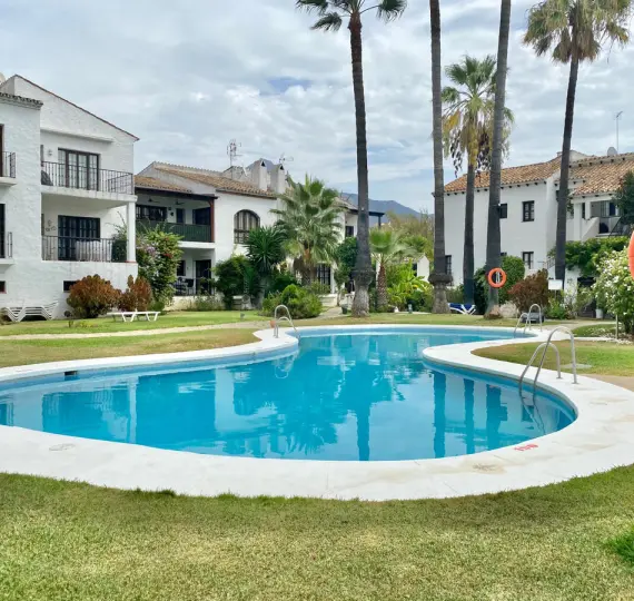 Долгосрочная аренда апартаментов на первом этаже в Nueva Andalucía