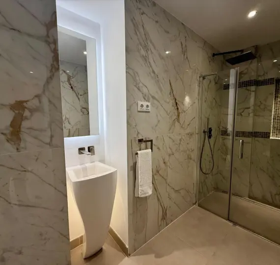 Долгосрочная аренда апартаментов на первом этаже в Nueva Andalucía