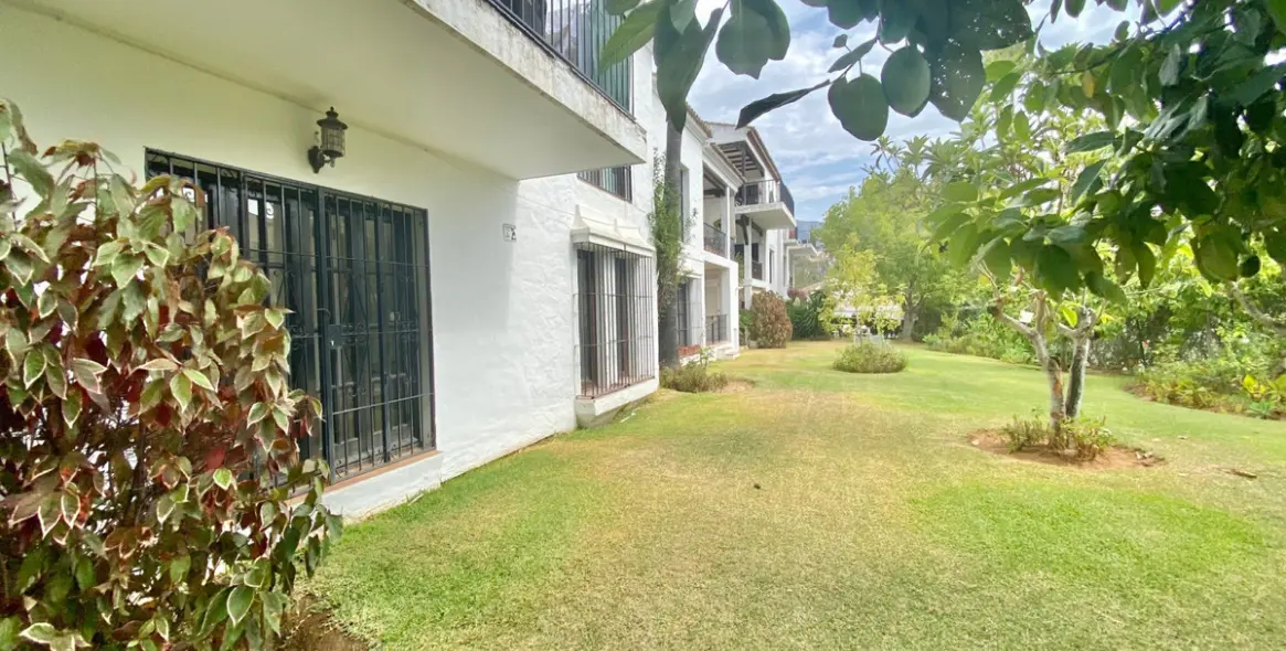 Долгосрочная аренда апартаментов на первом этаже в Nueva Andalucía 15