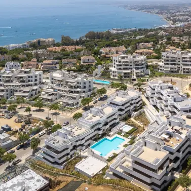 Sale of middle floor apartment in Estepona