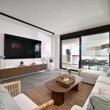 Sale of middle floor apartment in Estepona