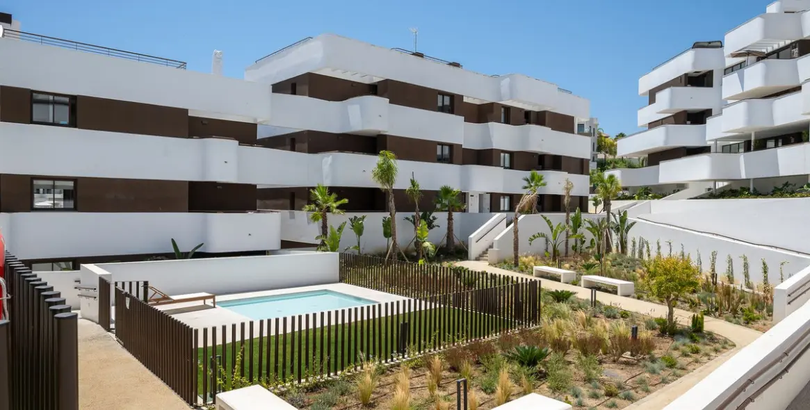 Sale of middle floor apartment in Estepona 38