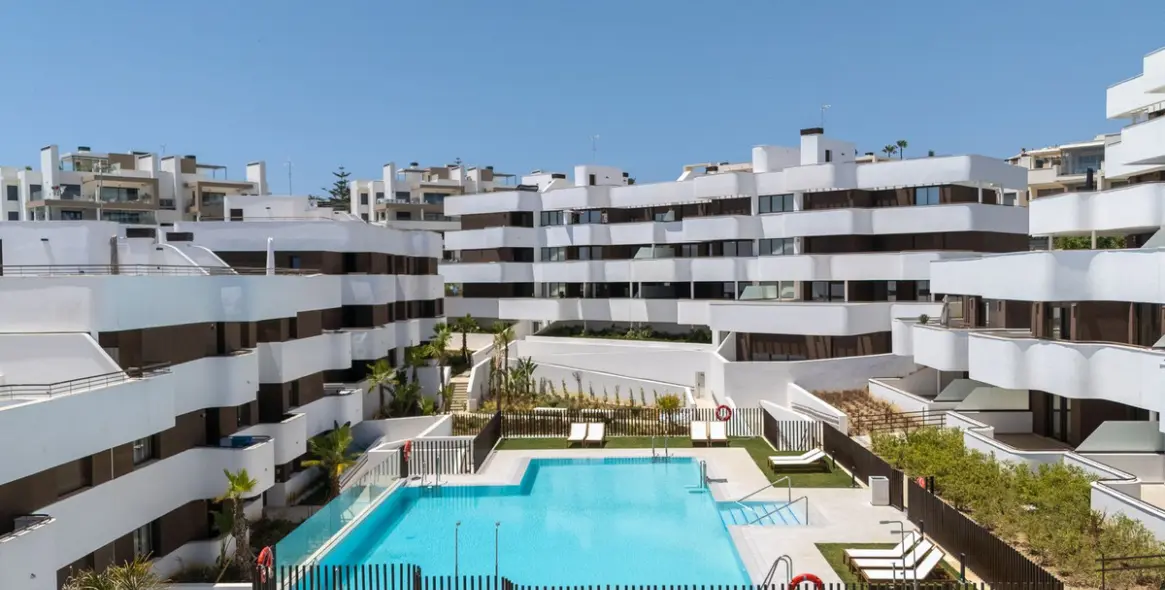 Sale of middle floor apartment in Estepona 41